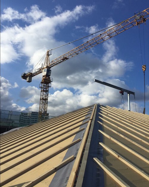 WOHNUNGSBAU OFFENBACHER LANDSTRASSE, FRANKFURT-OBERRAD
Eine schöne Zimmermannsarbeit: der Dachstuhl entsteht ... WOHNUNGSBAU OFFENBACHER LANDSTRASSE, FRANKFURT-OBERRAD
Eine schöne Zimmermannsarbeit: der Dachstuhl entsteht ...