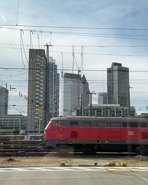 TOWER ONE FRANKFURT
Das One ist von vielen Orten und aus vielen verschiedenen Winkeln in Frankfurt sichtbar. ... TOWER ONE FRANKFURT
Das One ist von vielen Orten und aus vielen verschiedenen Winkeln in Frankfurt sichtbar. ...